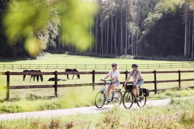 Couple cycling in Beckerich / fot. Sophie Margue - Visit-Guttland